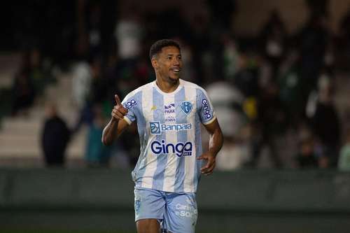 Paysandu e Athletic disputando a posse de bola em partida válida pela Série B do Campeonato Brasileiro, no Estádio da Curuzu