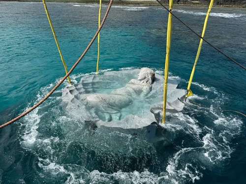 Artista cria escultura inédita, em mar do Japão