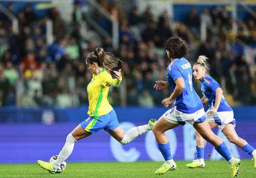 Brasil supera in&iacute;cio ruim e vence a It&aacute;lia em amistoso feminino