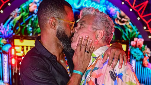 Milton Cunha exibe afeto com o namorado em embarcação de Gilberto Gil