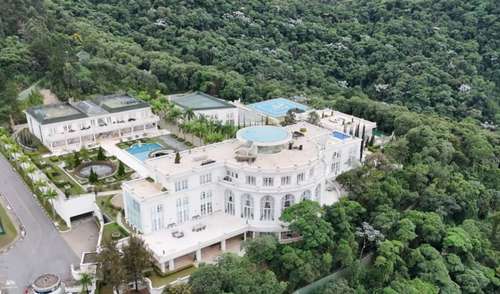 Residência Luxuosa de Bilionária Brasileira Revela Múltiplos Quartos e Hangar Exclusivo para Aeronaves