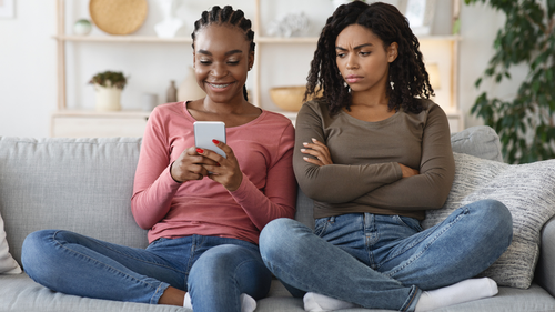 Ciúme no Amor: As Reações Astrológicas por Trás da Insegurança