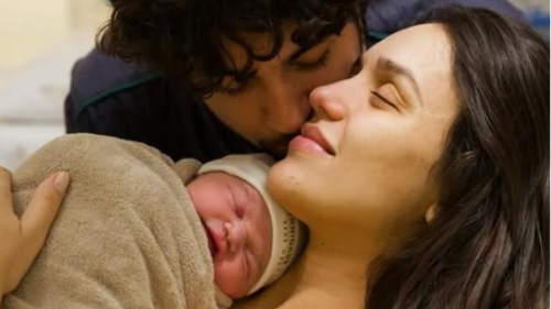 O Vínculo Inquebrantável: Mãe e Filha Conectadas em Um Momento Sagrado