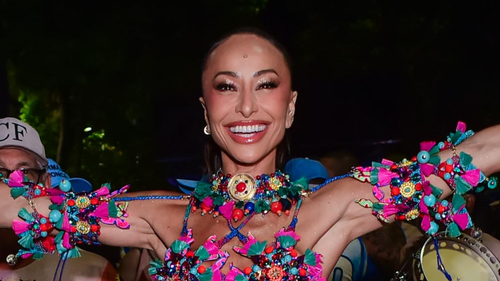 Sabrina Sato Brilha em Ensaio de Rua da Vila Isabel com Explosão de Cores