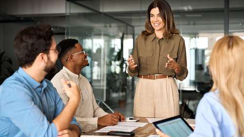 A Aura Natural da Liderança: Descubra os Signos com Carisma Inato