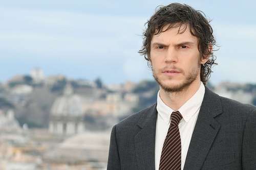 Evan Peters: Ator Brilha como Herói Inesperado em 'The Beauty' e Celebra Nova Fase