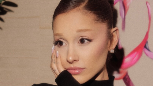Ariana Grande reage com bom humor a erro de revista que a retratou com seis dedos
