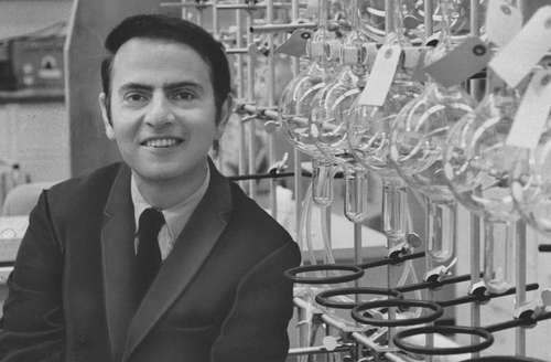 Carl Sagan: O Visionário que Desvendou os Mistérios Cósmicos para as Massas