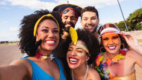 Moda Praia Transforma o Visual de Carnaval: Do Bloquinho à Pista