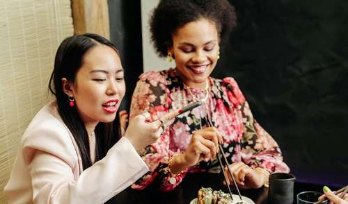 O Que a Ciência Revela Sobre Quem Fotografa a Comida: Um Perfil Psicológico Surpreendente