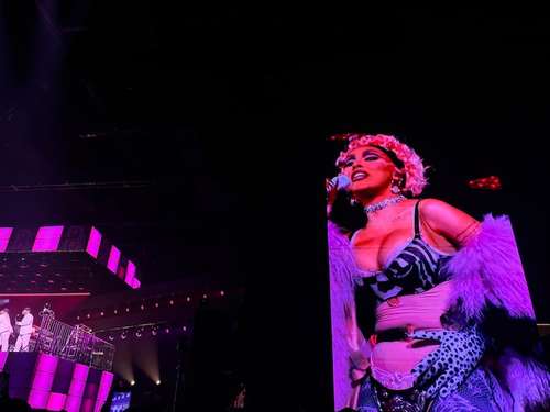 Doja Cat aposta em nostalgia dos anos 80 em apresentação em São Paulo