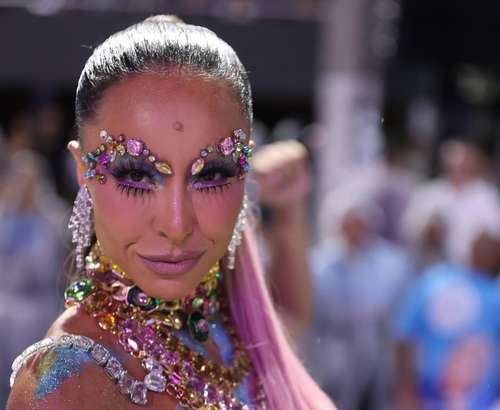 Sabrina Sato Deslumbra com Traje Cintilante em Ensaio Pré-Carnavalesco