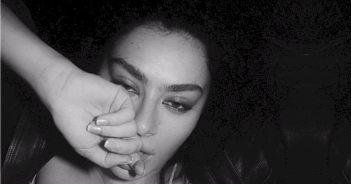 Trilha Sonora de Charli XCX Revitaliza Clássico Cinematográfico e Gera Fenômeno Digital