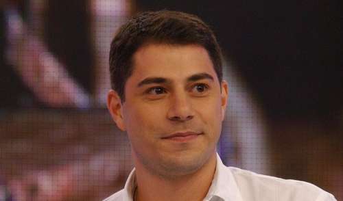 Evaristo Costa Responde com Bom Humor a Comentário Invasivo sobre Orientação Sexual