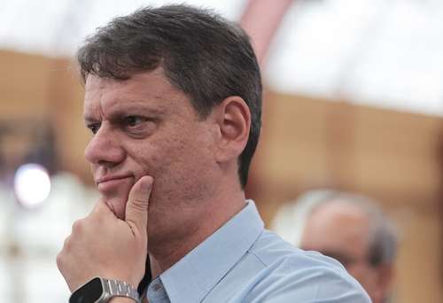 O governador de São Paulo, Tarcísio de Freitas, lidera com folga a corrida à reeleição