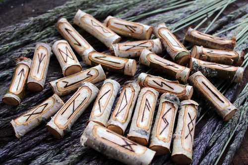 Runas: Uma Ferramenta Ancestral para Fortalecer Conexões Afetivas