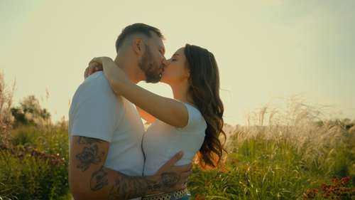 A Arte do Beijo Segundo a Astrologia: Desvendando os Estilos de Cada Signo