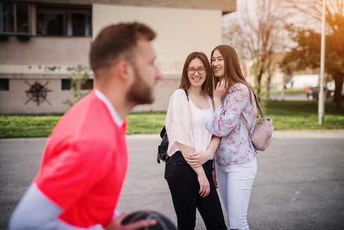 A Sedução do Inatingível: A Dança Astrológica dos Corações que Anseiam pelo Distante