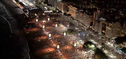 Multidão já toma conta da praia de Copacabana na expectativa por megashow  de Shakira