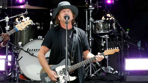 Eddie Vedder toca música inédita em inauguração do Obama Center
