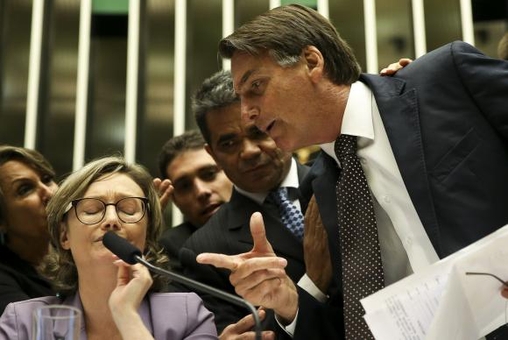 Brasília - O deputado Jair Bolsonaro discute com a deputada Maria do Rosário durante comissão geral, no plenário da Câmara dos Deputados, que discute a violência contra mulheres e meninas, a cultura do estupro, o enfrentamento à impunidade e políticas públicas de prevenção, proteção e atendimento às vítimas no Brasil ()