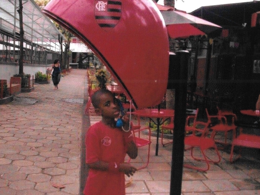 Vini Jr. brinca com orelhão na Gávea