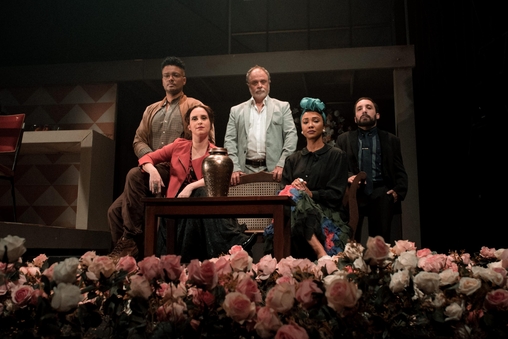 Pedro e o elenco do espet&aacute;culo "P&aacute; de Cal"