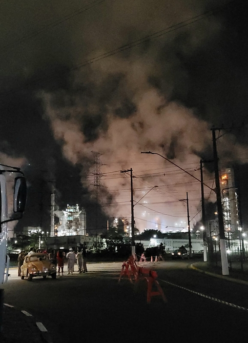 Artistas se preparando para entrar em cena em meio a um c&eacute;u repleto de fuma&ccedil;a das ind&uacute;strias ao redor