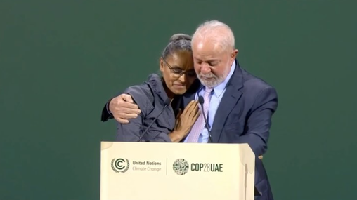 Lula se emociona ao ceder espa&ccedil;o para ministra Marina Silva discursar durante a COP28.