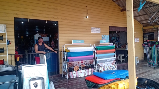  "​​​​​​​​Quando eu era garoto, às vezes caía um pedaço de barranco, só que passavam dez anos para cair de novo", conta o comerciante Bruce Andrade, morador da Vila Progresso