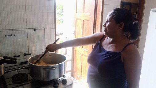 A merendeira Francinete Ferreira, 41, sempre viveu na ilha Santo Antonio: "O rio era mais fundo e a água não era salgada"