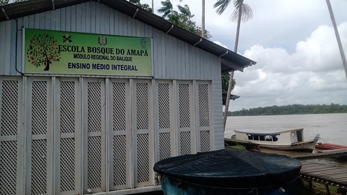  Construída em terreno erosivo no início dos anos 2000, a Escola Bosque do Bailique foi desativada à medida que os fluxos do rio Amazonas e do oceano avançaram sobre as ilhas 