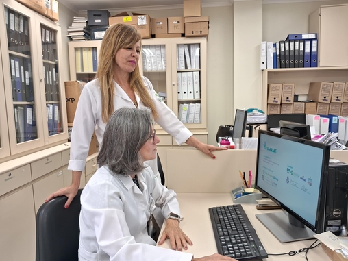 Unificar iniciativas no campo de pesquisa das doenças raras é objetivo do InRaras, dentro do Hospital de Clínicas de Porto Alegre, sob coordenação de Ida Vanessa Schwartz (em pé) e sub-coordenação de Têmis Maria Félix (sentada)