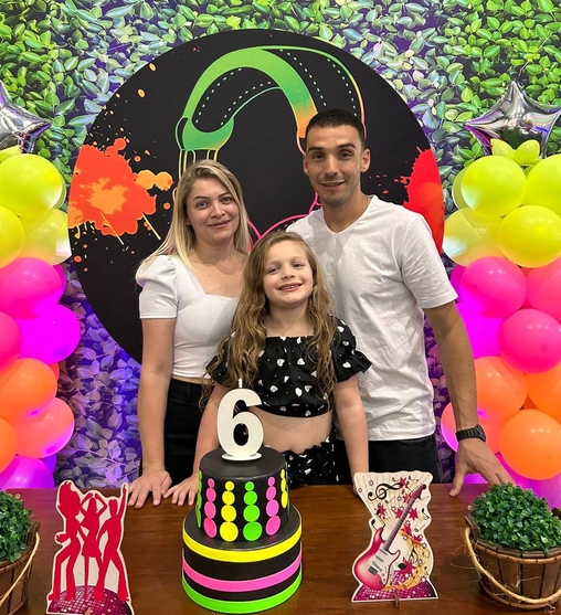 Isabela, filha do casal Marilene e Tiago, é portadora de fenilcetonúria