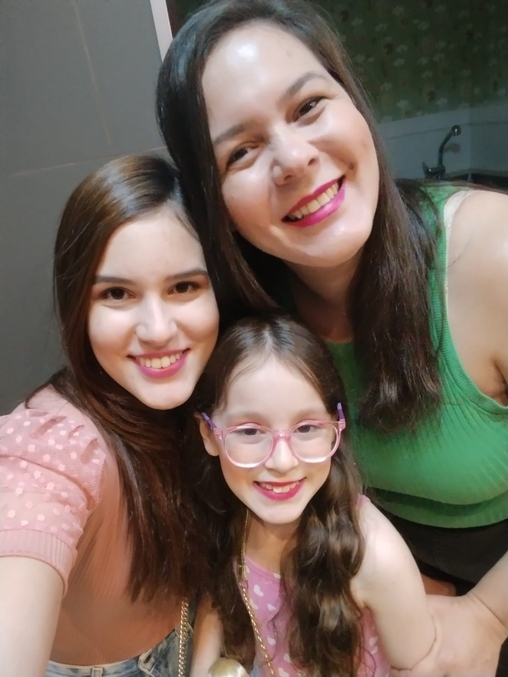 Isabella, a filha mais velha, e Laura, de 9 anos, aguardam a terapia gênica Luxturna para tratar a distrofia hereditária da retina