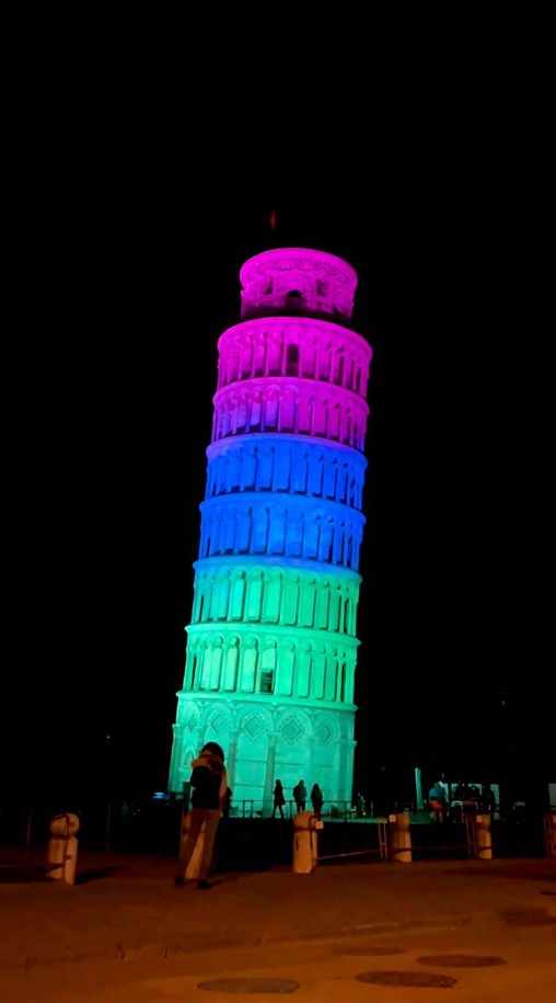 A Torre de Pisa, na Itália, Iluminada para o Dia Mundial das Doenças Raras, em 2022