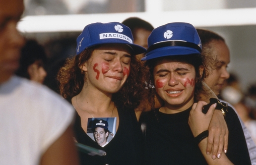 Fãs choram a morte de Ayrton Senna durante velório do ídolo em 1994