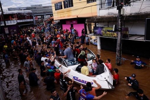 Pessoas resgatadas de enchentes em Canoas, no Rio Grande do Sul. O registro é de 5 de maio de 2024