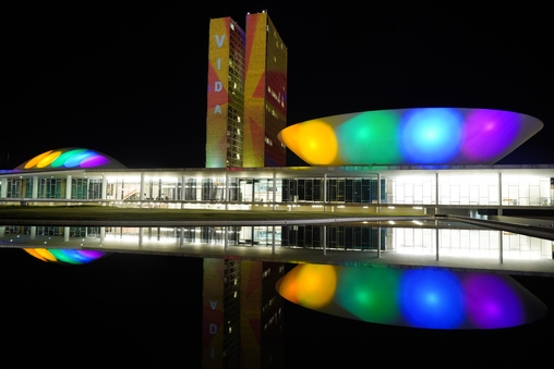 Congresso iluminado com as cores da bandeira LGBTQIA +, em junho de 2021