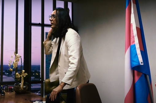 Duda em seu gabinete, no Anexo IV da Câmara dos Deputados, onde ostenta uma bandeira trans