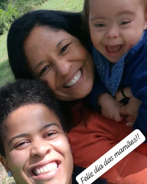 Com duas mamães, Gael celebrou o Dia das Mães abraçado com Clarissa e Tânia