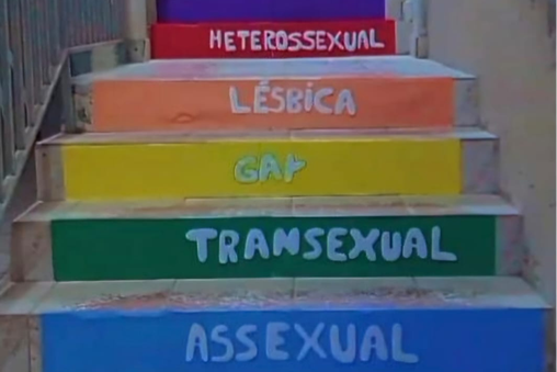 Projeto de final de semestre coloriu escadas com cores usadas pela comunidade LGBTQIA+