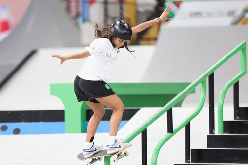 Rayssa Leal compete na final do skate feminino durante as classificatórias para os Jogos Olímpicos e Paraolímpicos de Paris 2024, em Xangai, em maio de 2024