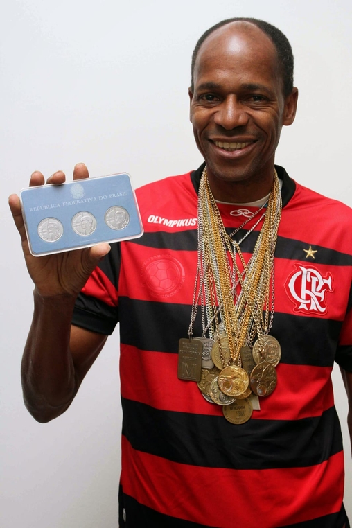 O ex-atleta do Flamengo exibe as moedas do centenário da abolição