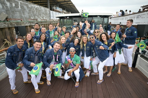 Time Brasil faz festa em barco na cerimônia de abertura da Olimpíada de Paris