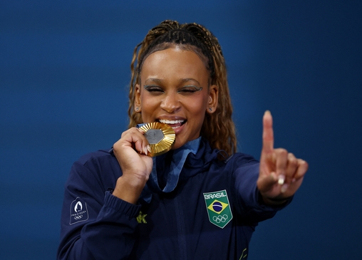 Rebeca Andrade conquista o ouro na final do solo