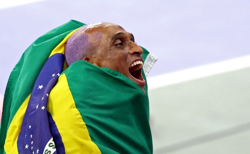 Alison dos Santos celebra bronze