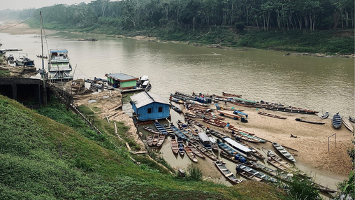 Barcos encalhados em Marechal Thaumaturgo