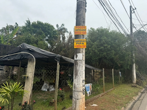 Anúncios de poços artesianos e caminhão-pipa são comuns em comunidade de Parelheiros onde não tem saneamento básico