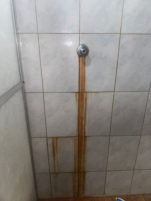 Parede da casa de Luciane Duarte com água que escorre de banheiro